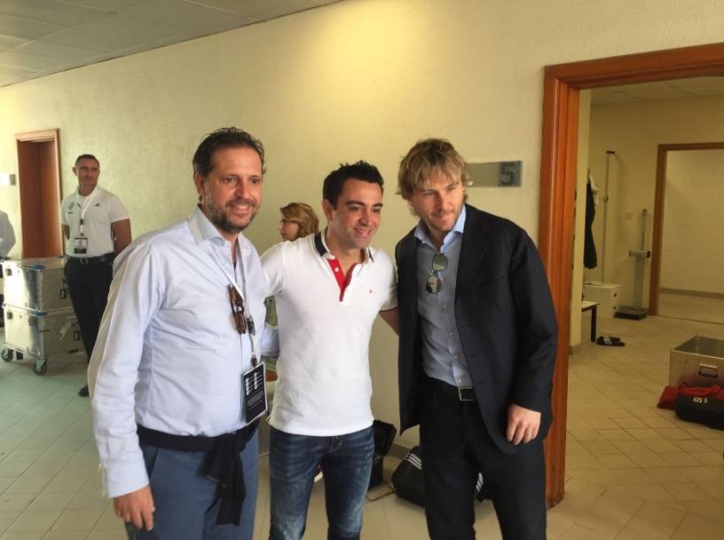 Fabio Paratici (a sinistra) e Pavel Nedved (a destra) posano con l&#39;ex centrocampista del Barcellona Xavi (al centro). Twitter: @juventusfc